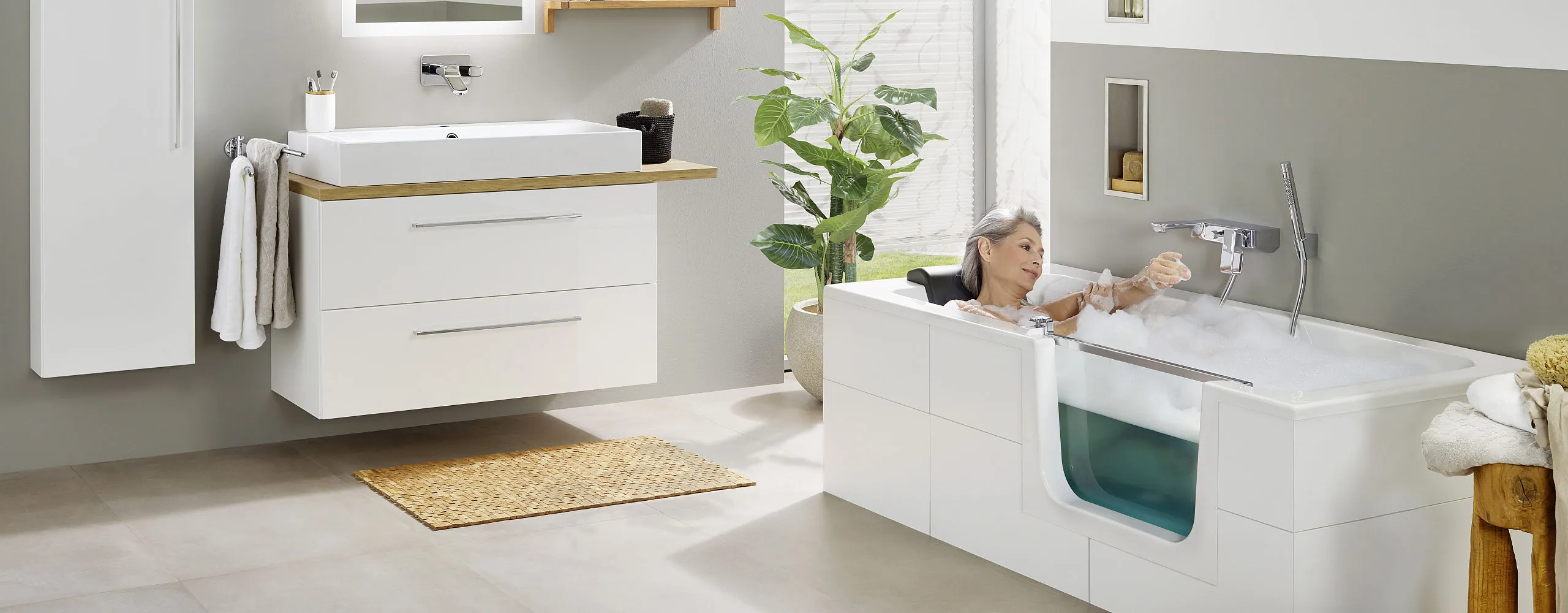 Frau entspannt beim Schaumbad in einer freeway-Badewanne von Artweger.