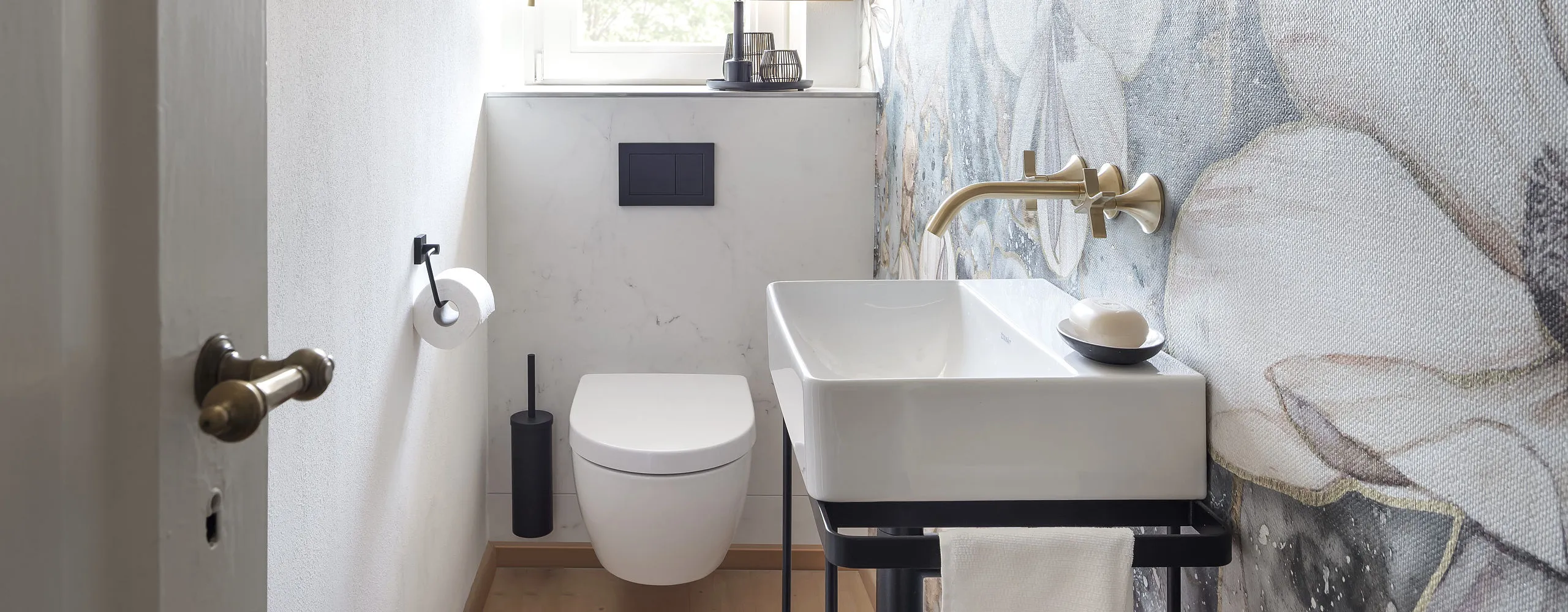 Schmales Gäste-Bad mit perfekter Raumaufteilung.