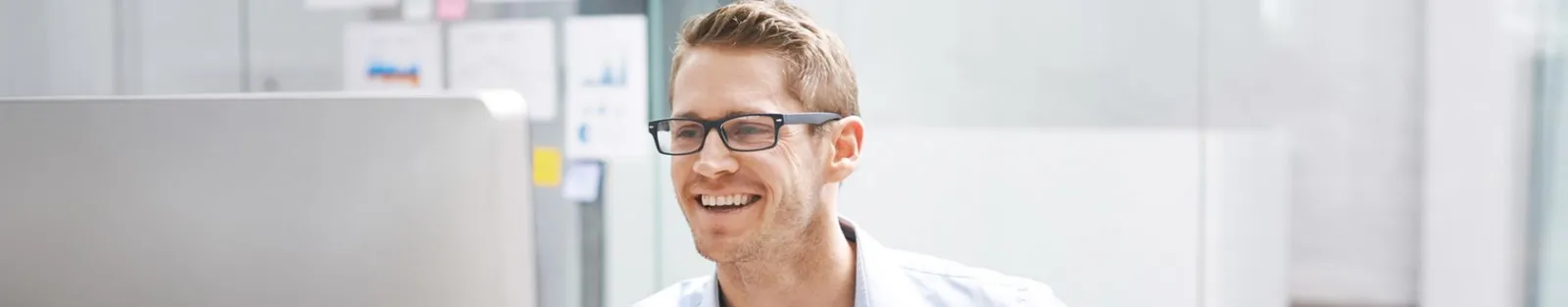 Mitarbeiter am Arbeitsplatz vor einem Computer.