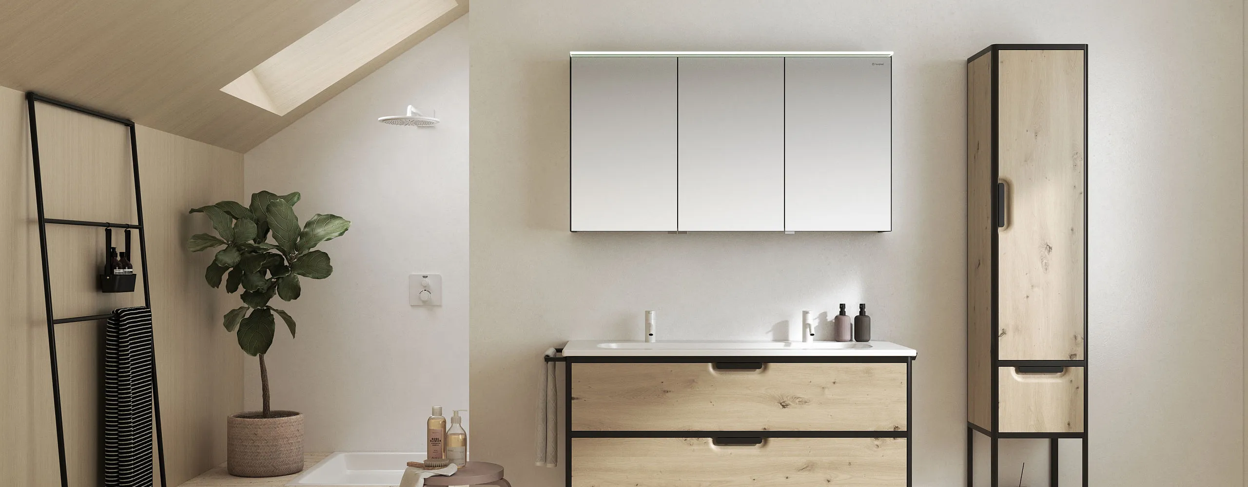 Moderner Badezimmer mit großem Spiegelschrank, Holzmöbeln und dekorativer Pflanze. Minimalistisches Design für eine entspannende Atmosphäre.