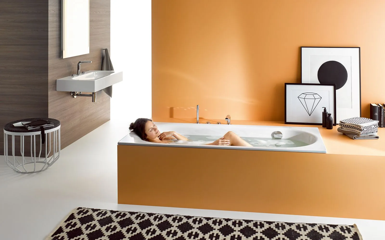 Frau nimmt ein Bad in der BetteComodo