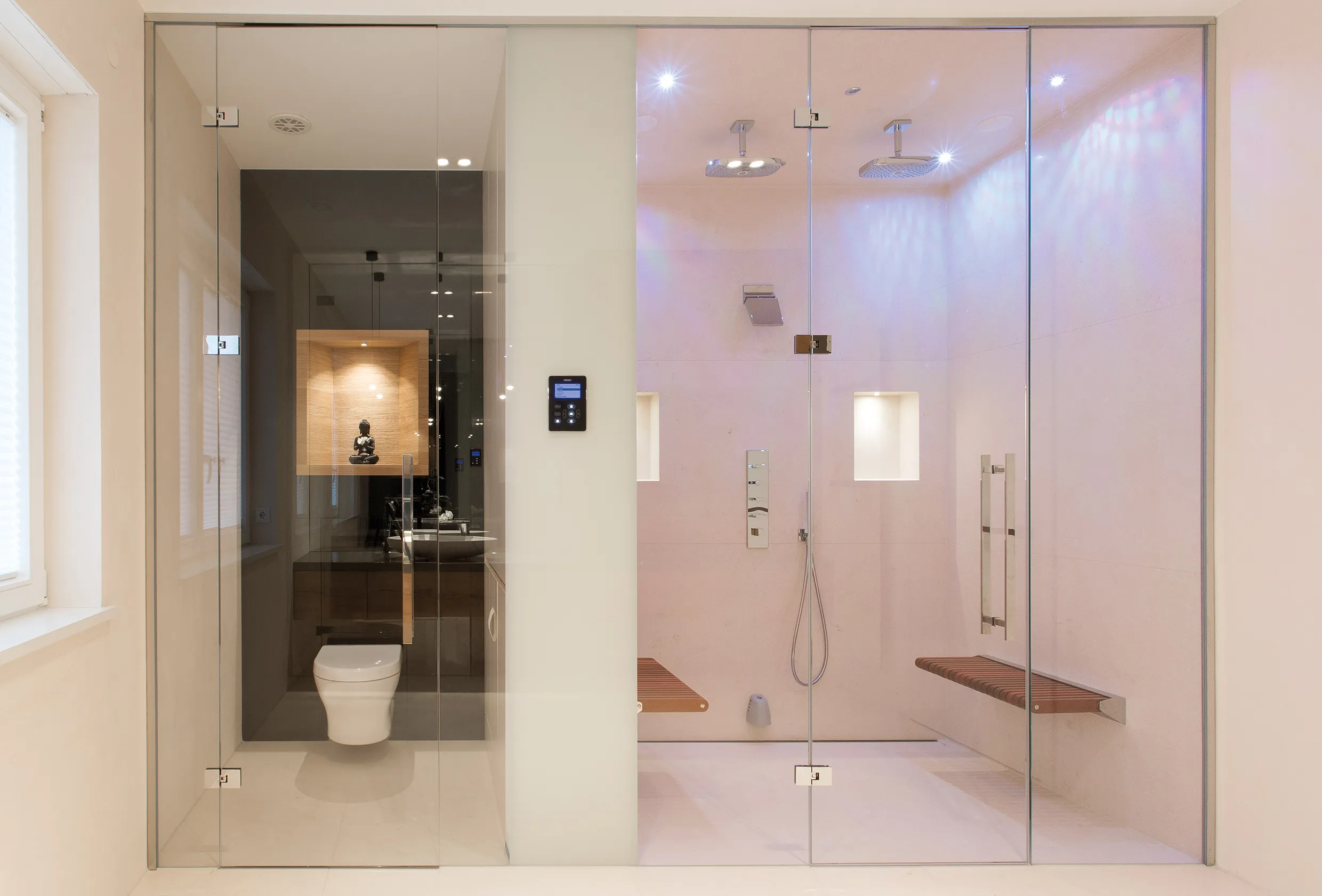 Gesamtübersicht eines Referenzbadezimmers mit Statue über dem WC und Dusche mit Beleuchtungskonzept von Prehn & von Hoeßlin GmbH & Co. KG.