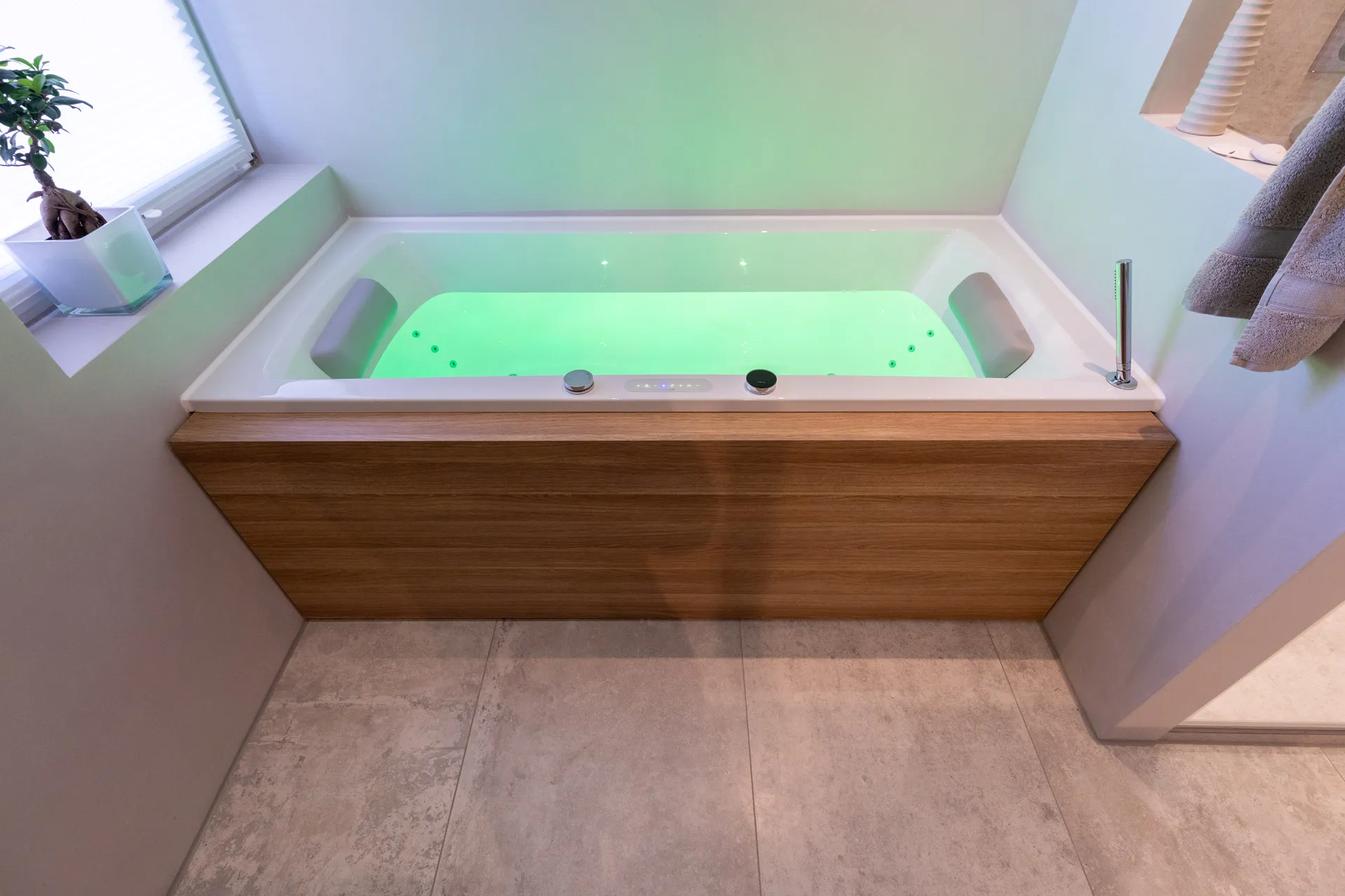 Beleuchtete Badewanne im Referenzbad vom Handwerksunternehmen Prehn & von Hoeßlin GmbH & Co. KG.