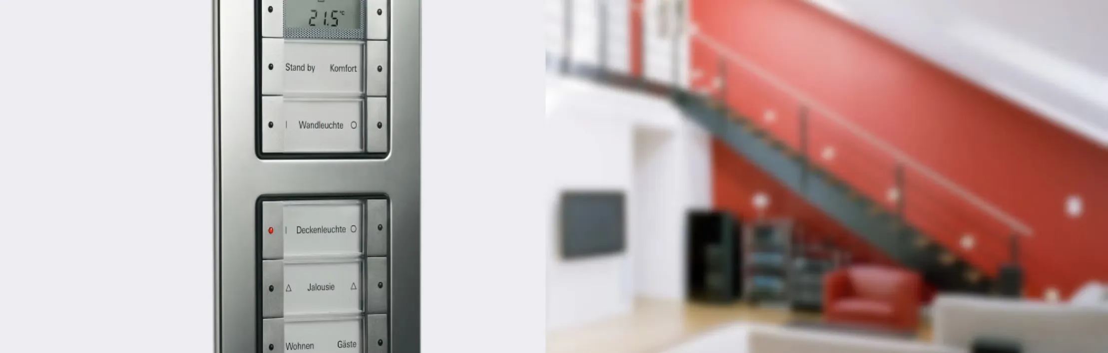 Ein modernes Smart-Home-Bedienpanel zeigt verschiedene Steuerungsmöglichkeiten für Licht, Temperatur und Jalousien.