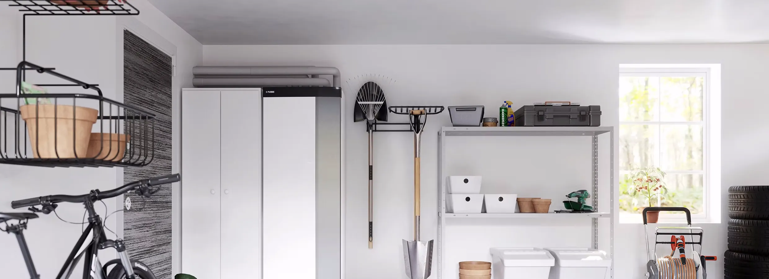 In einem Haushaltsraum steht eine Heizanalage von Nibe.