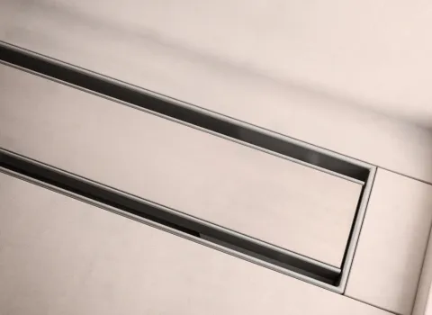 Die Abluafrinne TECEdrainline in beige.