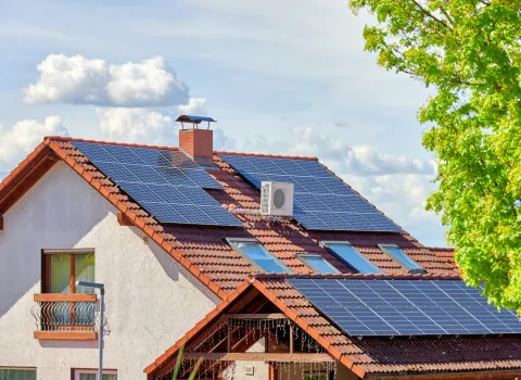 Einfamilienhaus mit einer PV-Anlage auf dem Dach.