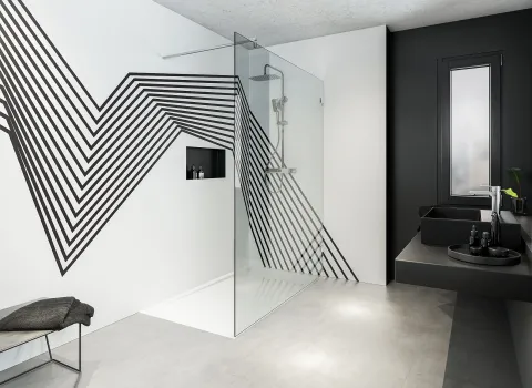Schwarz-weißes Badezimmer mit bedruckter Wandverkleidung RenoDeco von HSK.