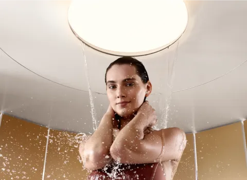 Dusche Aqamoon von Dornbracht mit duschender Frau