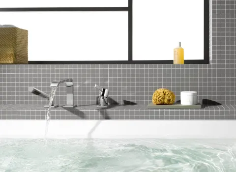 Mit Wasser gefüllte Badewanne und der Badewannenarmatur IMO von Dornbracht