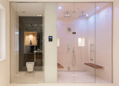 Gesamtübersicht eines Referenzbadezimmers mit Statue über dem WC und Dusche mit Beleuchtungskonzept von Prehn & von Hoeßlin GmbH & Co. KG.