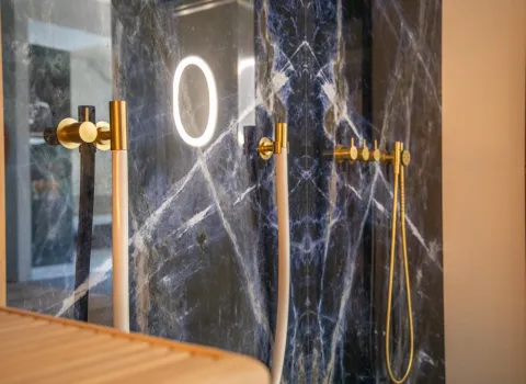 Detailaufnahme der Duscharmatur in der Badausstellung der Prehn & von Hoeßlin GmbH & Co. KG in Ahrensburg.