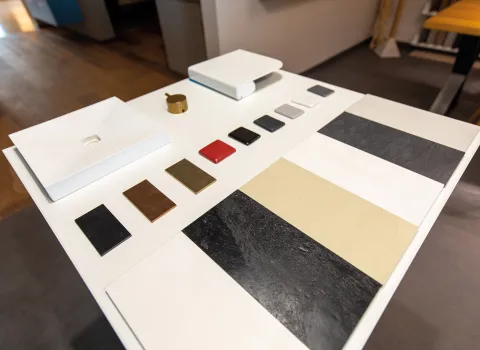 Muster von Materialien in der Badausstellung der Prehn & von Hoeßlin GmbH & Co. KG in Ahrensburg.