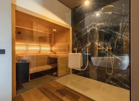 Dusche mit blauer Marmoroptik und Sauna in der Badausstellung der Prehn & von Hoeßlin GmbH & Co. KG in Ahrensburg.