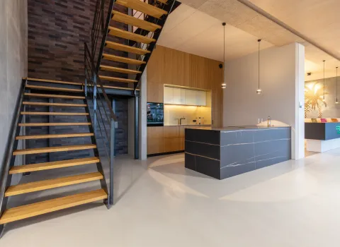 Auszug der Ausstellung der Prehn & von Hoeßlin GmbH & Co. KG in Ahrensburg mit Treppen und Küche.