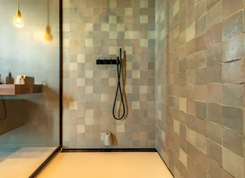 Schwarze Armatur der Walk-In-Dusche im Penthouse-Referenzbad vom Handwerksunternehmen Prehn & von Hoeßlin GmbH & Co. KG.