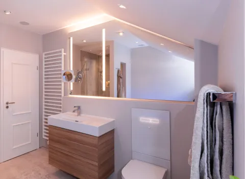 Waschtisch mit Waschtischunterschrank aus Holz im Referenzbad vom Handwerksunternehmen Prehn & von Hoeßlin GmbH & Co. KG.