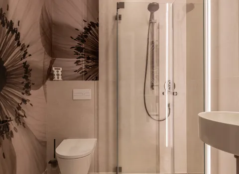 Dusche mit umklappbarer Tür im Referenzbad vom Handwerksunternehmen Prehn & von Hoeßlin GmbH & Co. KG.