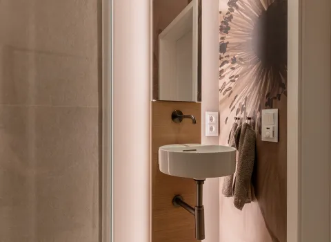 Kompaktes Referenzbad mit floralem Design vom Handwerksunternehmen Prehn & von Hoeßlin GmbH & Co. KG.