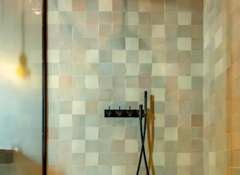 Schwarze Duschen-Armatur in einem Penthouse als Bad-Referenz der Prehn & von Hoeßlin GmbH & Co. KG.