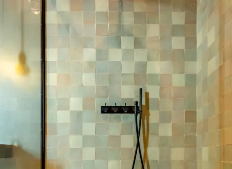 Schwarze Duschen-Armatur in einem Penthouse als Bad-Referenz der Prehn & von Hoeßlin GmbH & Co. KG.
