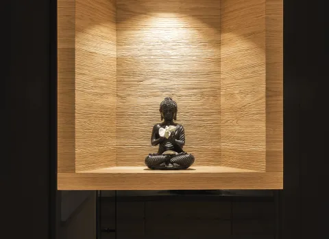 Stimmungsvoll beleuchtete Statue über dem WC eines Referenz-Badezimmers der Prehn & von Hoeßlin GmbH & Co. KG.