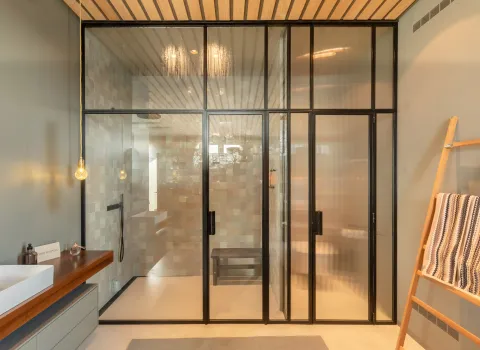 Übersicht einer Walk-In-Dusche im Referenzbad vom Handwerksunternehmen Prehn & von Hoeßlin GmbH & Co. KG.