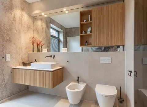 Waschtisch mit Echtholz im Referenzbad vom Handwerksunternehmen Prehn & von Hoeßlin GmbH & Co. KG.