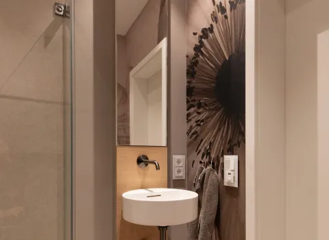 Waschtisch mit Spiegelschrank vom Tischler im Referenzbad vom Handwerksunternehmen Prehn & von Hoeßlin GmbH & Co. KG.