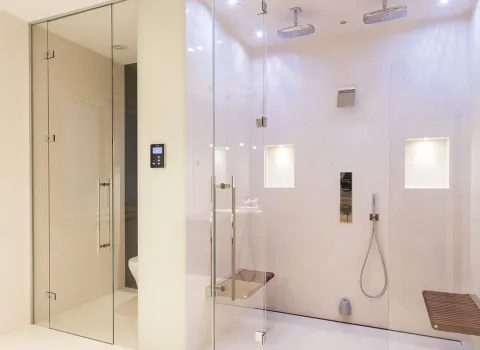 Dusche mit Beleuchtung und integrierter Dampfsauna im Referenzbad vom Handwerksunternehmen Prehn & von Hoeßlin GmbH & Co. KG.