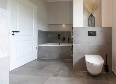 WC und Badewanne im Stonehenge-Referenzbad vom Handwerksunternehmen Prehn & von Hoeßlin GmbH & Co. KG.