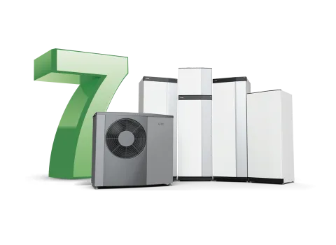 Vor einem transparenten Hintergrund sind eine Wärmepumpe und mehrere elegante Speichereinheiten positioniert, begleitet von einer großen grünen Ziffer 7. Diese steht symbolisch für eine siebenjährige Garantie auf die Produkte.