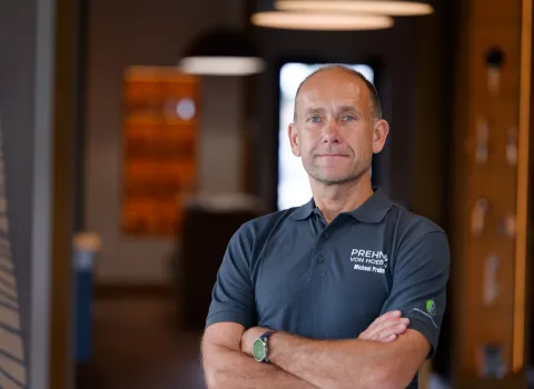 Michael Prehn, Geschäftsführer von Prehn & von Hoeßlin GmbH & Co. KG, im Firmenoutfit mit verschränkten Armen, aufgenommen in der Badausstellung in Hamburg.