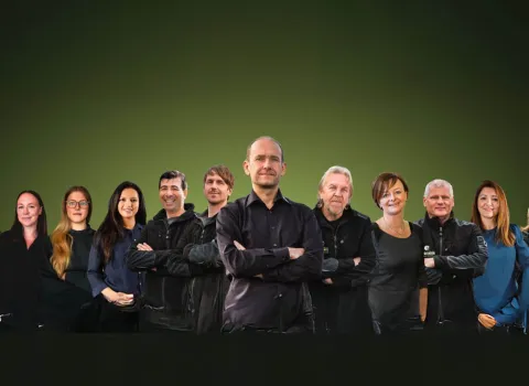 Erweitertes Teamfoto mit den Mitarbeitenden der Prehn & von Hoeßlin GmbH & Co. KG rund um Michael Prehn.