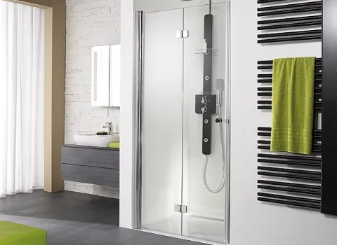 Hochwertiges Badezimmerdesign mit großer Dusche, Sitzmöglichkeit und dunklen Bodenfliesen.