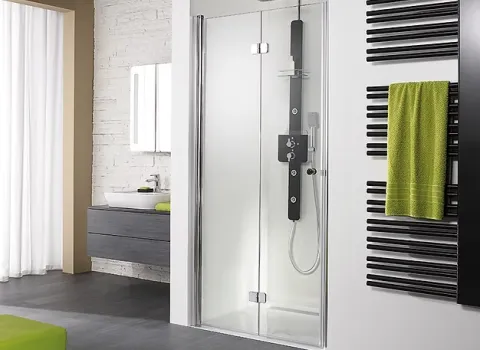 Hochwertiges Badezimmerdesign mit großer Dusche, Sitzmöglichkeit und dunklen Bodenfliesen.
