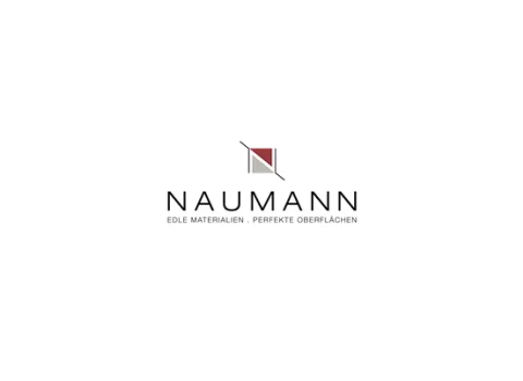 Logo des Unternehmens Naumann mit rot-grauer quadratischer Grafik.