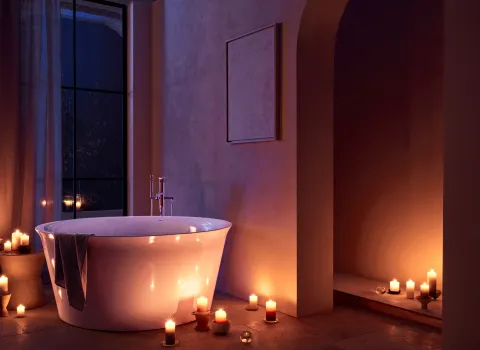 Freistehende Badewanne White Tulip von Duravit bei Kerzenlicht in stimmungsvollem Wellness-Badezimmer am Abend.