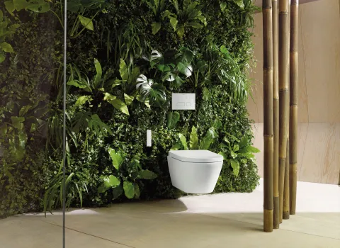Modernes Dusch-WC Duravit SensoWash D-Neo im stilvollen Badezimmer mit Pflanzenwand.