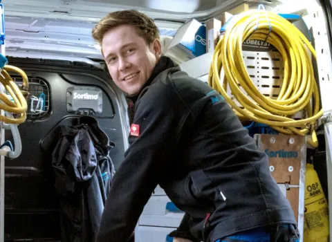 Kundendiensttechniker (SHK) vor Service-Fahrzeug.