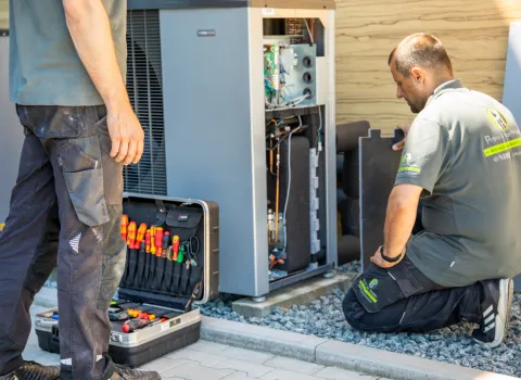 Montage einer Wärmepumpe durch zwei Anlagenmechaniker (SHK) der Fa. Prehn & von Hoesslin in Ahrensburg bei Hamburg. 