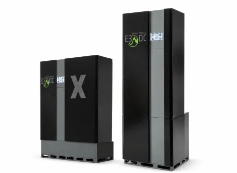 Die beiden Hauskraftwerke e3dc S10 Xflex und S10 Xflex Compact vor weißen Hintergrund.