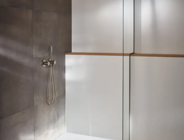 Duschfläche BetteFloor in Dusche mit Natursteinfließen