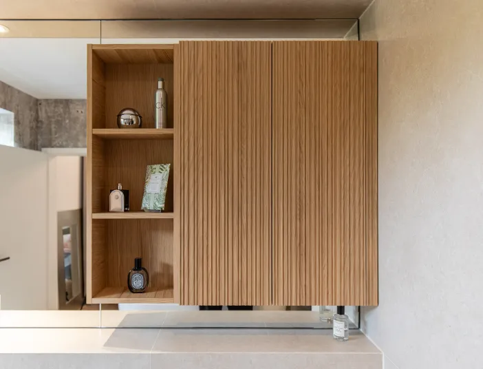 Badschrank aus hellem Holz im Referenzbad vom Handwerksunternehmen Prehn & von Hoeßlin GmbH & Co. KG.