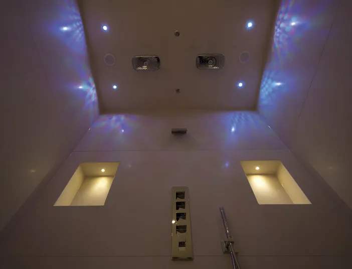 Ambiente-Beleuchtung in der Walk-In-Dusche mit integrierter Dampfsauna im Referenzbad vom Handwerksunternehmen Prehn & von Hoeßlin GmbH & Co. KG.