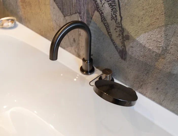 Schwarze Armatur der Badewanne im Referenzbad vom Handwerksunternehmen Prehn & von Hoeßlin GmbH & Co. KG.