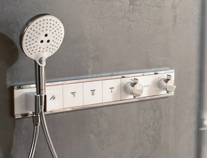 Die Schaltzentrale RainSelect von Hansgrohe für eine Duschbrause.