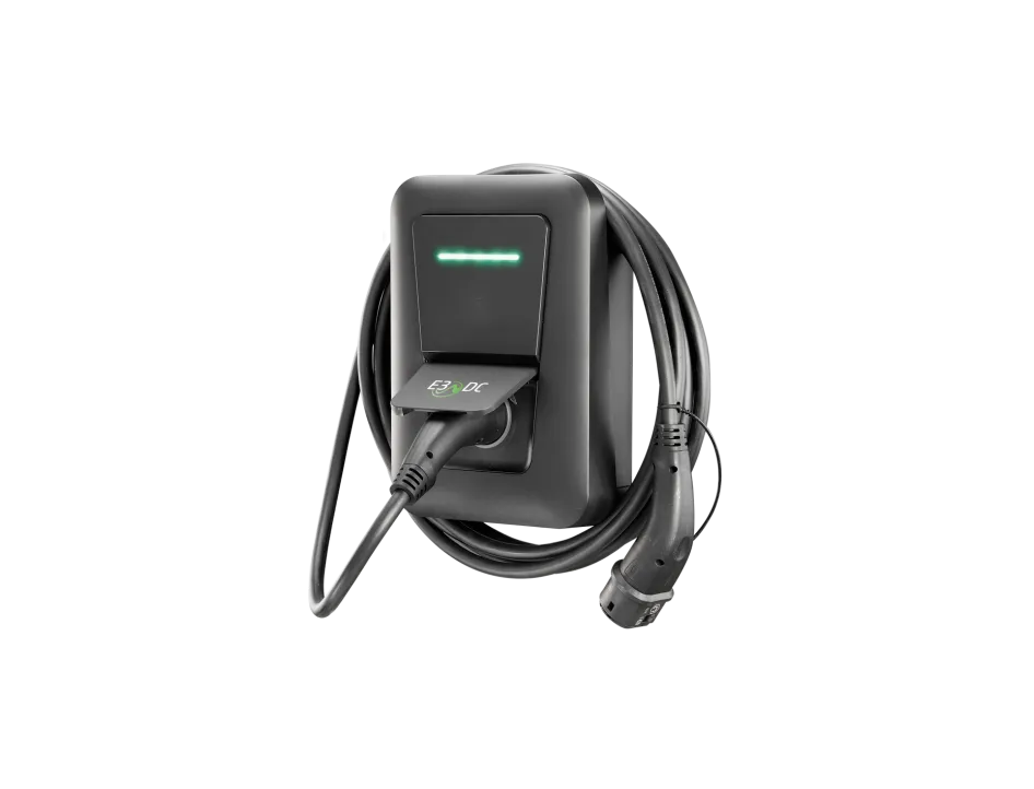 Eine schwarze Wallbox Efy von E3DC mit angeschlossenen Ladekabel vor neutralen Hintergrund.